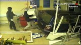 Katowice: Zamaskowani sprawcy wjechali autem w sklep i zaczęli kraść. Trwają poszukiwania ZDJĘCIA