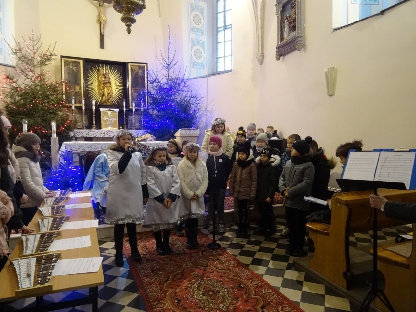 Uczniowie SP w Rudzie zaprezentowali dzisiaj w kościele jasełka[FOTO]