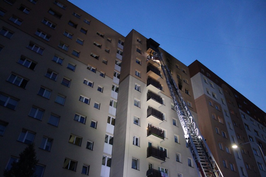 Pożar w wieżowcu na Dolnośląskim w Bełchatowie