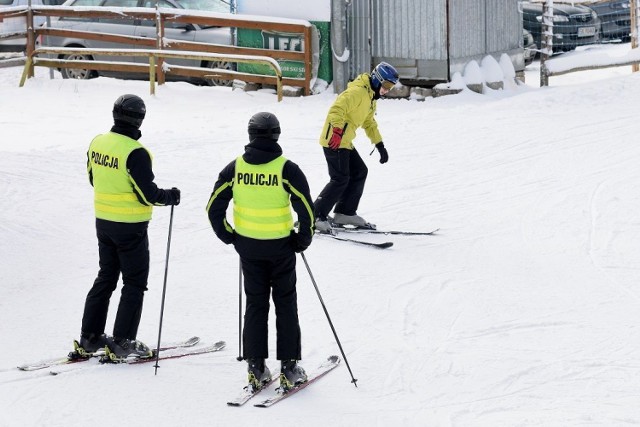Specjalnie wyszkolone grupy policjantów z wydziału wywiadowczo-interwencyjnego od początku sezonu zimowego patrolują przemyski stok dbając o bezpieczeństwo amatorów narciarstwa.