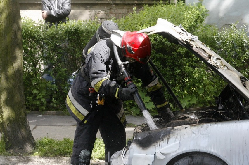 Płonęło auto na Jagielońskiej w Legnicy (ZDJĘCIA)