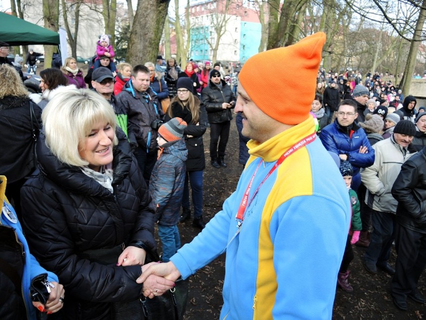 25 minut w zimnej rzece dla Jakuba. Tak pomagają w Stargardzie [wideo]