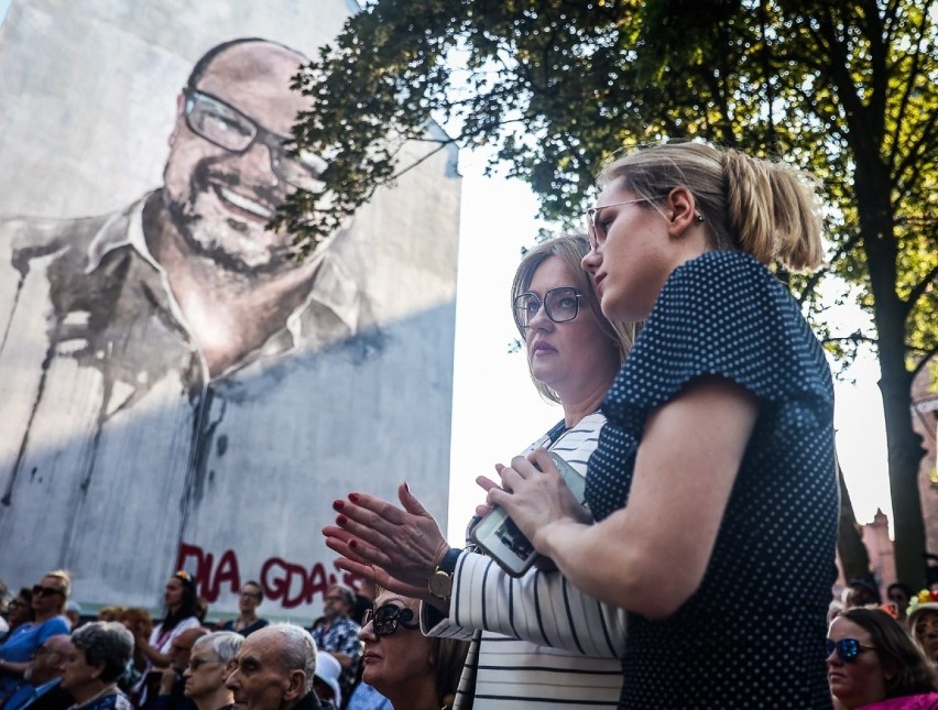 Odsłonięto mural z Pawłem Adamowiczem. Uśmiechnięty prezydent zerka z gdańskiej kamienicy