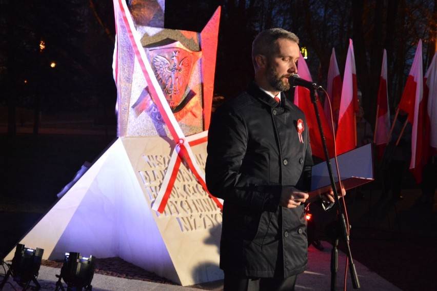 Maszt Niepodległości w Ostrowcu Świętokrzyskim odsłonięty [ZDJĘCIA]