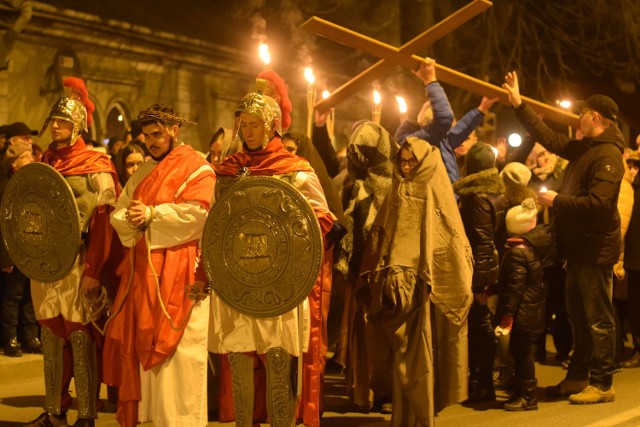 W piątek 8 marca zorganizowano drogę krzyżową ulicami Jarosławia. Zobaczcie zdjęcia.

 Zobacz też: Chór im. Jana Pawła II śpiewał kolędy w sanktuarium Przemienienia Pańskiego
