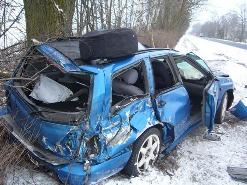 Leszno: Wypadek w okolicach Augustowa. Auto osobowe zepchnięte przez ciężarówkę [ZDJĘCIA]