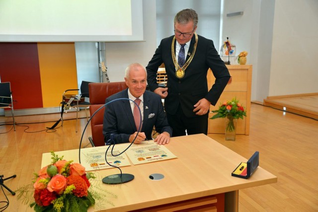 W partnerskim Paderborn przebywała delegacja przemyskiego samorządu z Prezydentem Miasta Robertem Chomą, wiceprzewodniczącymi Rady Miejskiej Adamem Łozińskim, Januszem Zapotockim i Robertem Balem oraz przedstawicielami przemyskiego PWiK-u. 

W ten sposób uczciliśmy jubileusz 25-lecia współpracy partnerskiej między Przemyślem a Paderborn, który obchodzono  w ramach Święta Liboriusza, patrona Paderborn.

Przemyska delegacja wzięła udział w uroczystym wyniesieniu relikwii Świętego Liboriusza, które zostały niegdyś sprowadzone z francuskiego Le Mans oraz pontyfikalnej mszy św. połączonej z procesją.

Podczas uroczystości oficjalnej w Ratuszu w formie wspólnego Oświadczenia zostały również odnowione zapisy umowy zawartej 14 maja 1993 r.

Uroczystą oprawę oficjalnego spotkania zapewnił przemyski zespól muzyczny  „Simple Music Team”, który wieczorem dał plenerowy godzinny koncert dla mieszkańców Paderborn.

W ramach obchodów w Muzeum Miasta została również otwarta wystawa fotograficzna  pt. „Przemyśl oczami mieszkańców Paderborn”.

W trakcie pobytu –wizyta przedstawiciela  w Miejskim Przedsiębiorstwie Wodociągów (STEB), odnowienie kontaktów, przekazano zaproszenie na 100 – lecie PWiK-u, które planowane jest w 2019 r.

Grzegorz Gucwa z Jasła przebiegł najtrudniejszy ultramaraton na świecie. W zabójczym upale i bez snu
