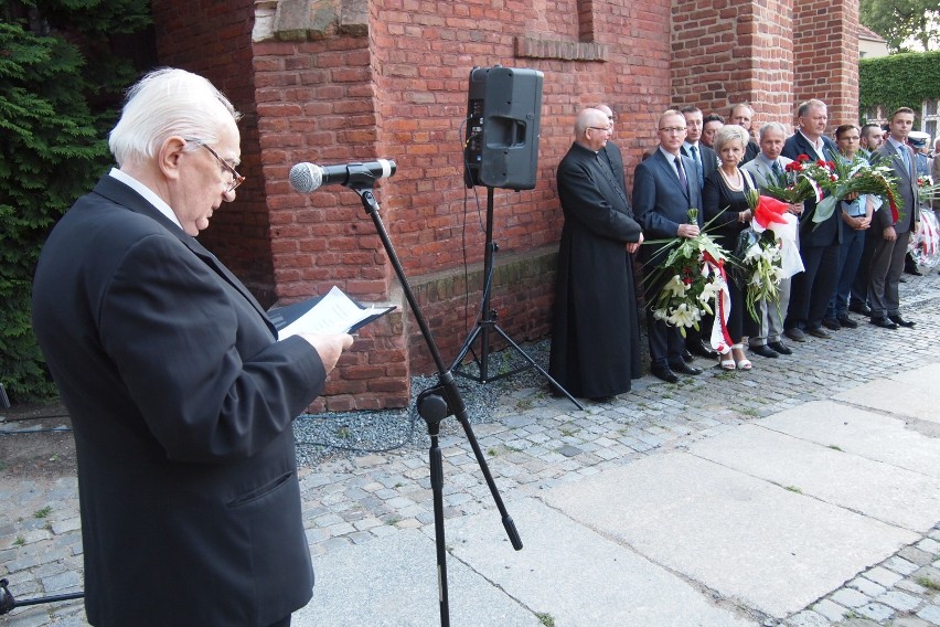 71. rocznica mordu na Wołyniu pod tablicą pamięci w Gnieźnie