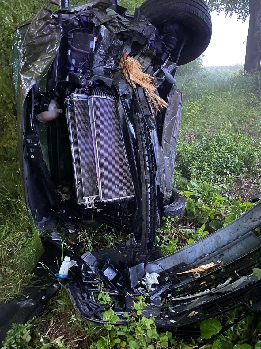 Bus wypadł z drogi i uderzył w drzewo. Niebezpieczny wypadek w Bukowie w gminie Człuchów, jedna osoba w szpitalu