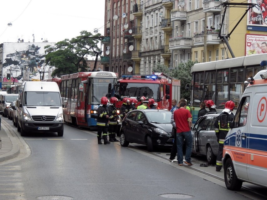 Wrocław: Jedna osoba ranna w wypadku na Traugutta (ZDJĘCIA)