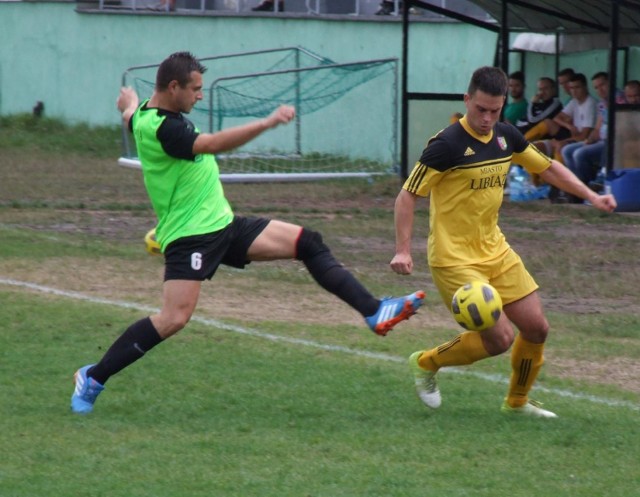 Jan Pawlak (z prawej) i jego koledzy z Górnika Libiąż, zmierzą się z Górnikiem Zabrze.