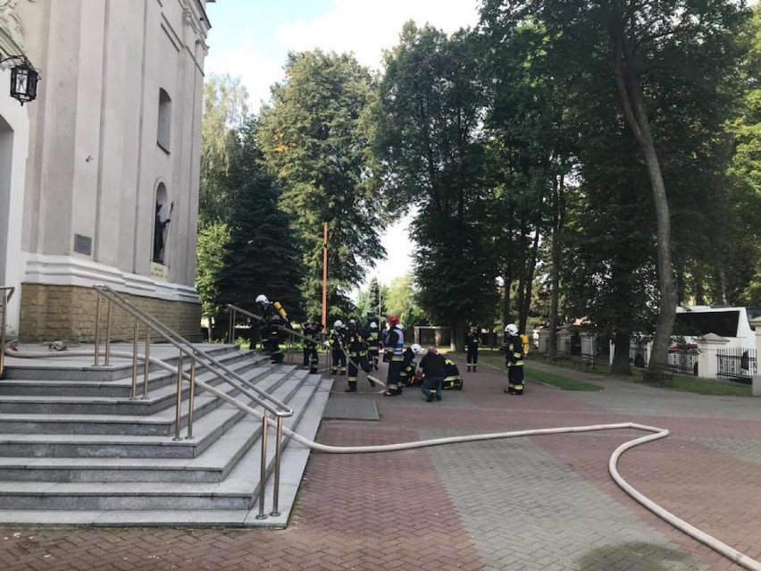Pożar wieży bazyliki w Różanymstoku. Na miejscu straż i policja (zdjęcia, wideo)