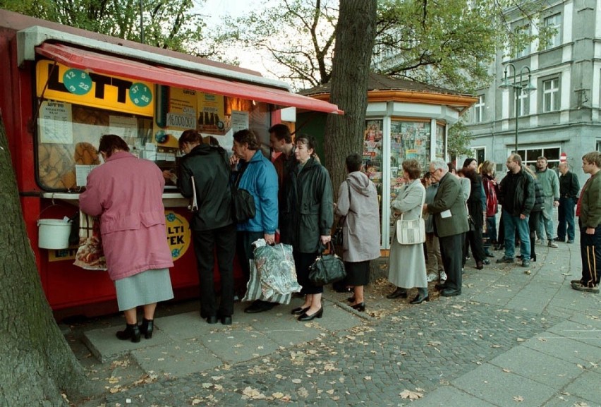 Kolejka przy kolekturze Lotto na skrzyżowaniu Osmańczyka,...