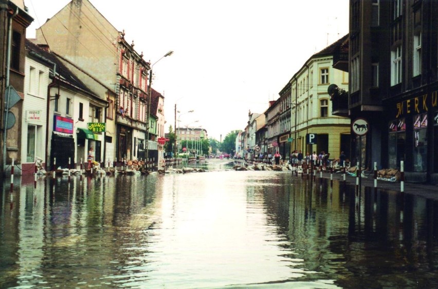 Centrum Nowej Soli. Główną ulicą płynie woda. To był lipiec...