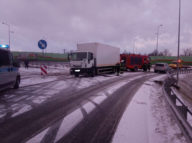 Samochód ciężarowy wjechał w bariery na S8 koło Wolborza