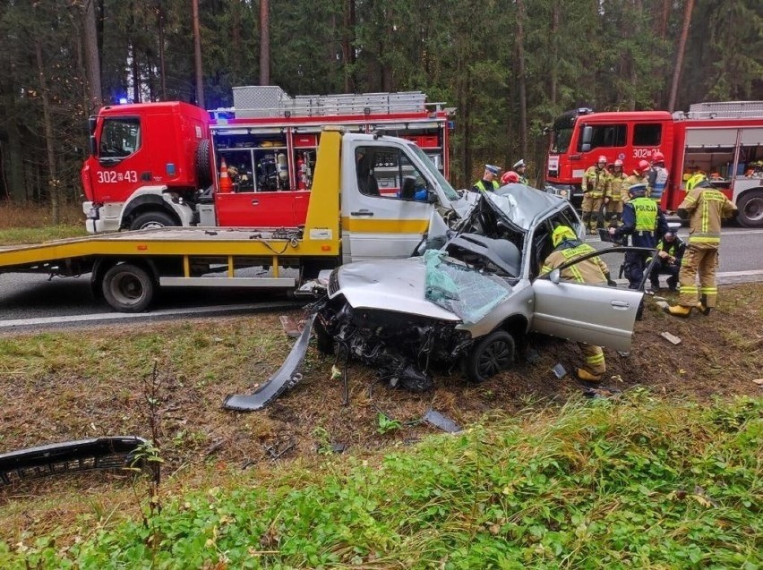 Tragiczny w skutkach wypadek na DK8. Dwie osoby straciły...