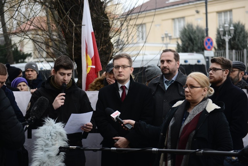 Protest pod ambasadą Izraela w Warszawie. "NIE wojnie i szkalowaniu Polski!"