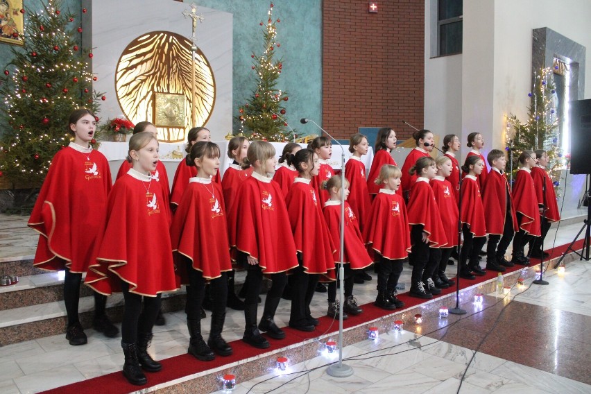 Dziecięca Schola Parafialna "Gaudium" zaśpiewała w parafii...