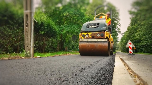 Obecnie w Jaworznie trwają prace nad nowymi chodnikami w ramach JBO. Teraz powstają na ul. Ciężkowickiej i ul. Budowlanej, gdzie układana jest nowa masa asfaltowa.

Zobacz kolejne zdjęcia. Przesuń zdjęcia w prawo - wciśnij strzałkę lub przycisk NASTĘPNE