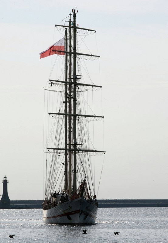 Żaglowiec ORP &quot;Iskra&quot; wrócił do portu wojennego w Gdyni. Zobacz ZDJĘCIA