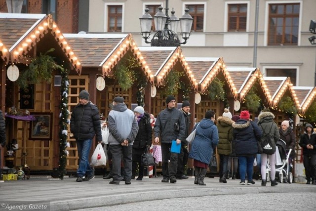 Mikołajki już w najbliższy piątek. Zobacz, co z tej okazji organizowane jest w Bydgoszczy. Nie zabraknie atrakcji dla najmłodszych mieszkańców. Dorośli również nie powinni narzekać na brak ciekawych zajęć.

Wydarzeniem, na które większość z nas czeka z niecierpliwością jest otwarcie Jarmarku Bożonarodzeniowego. To już w piątek o godzinie 13.00. Nie zabraknie także świątecznego koncertu, mikołajkowego spektaklu, czy warsztatów świątecznych. Przedstawiamy całą listę atrakcji, które odbędą się w najbliższy weekend.