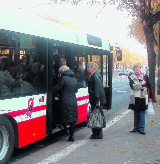 Pasażerowie twierdzą, że kurs "100" powinien obejmować także osiedle Zatorze i Chorzeń