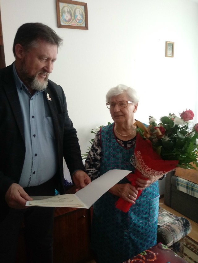 Burmistrz Kowalewa Pomorskiego Jacek Żurawski odwiedził mieszkańców gminy, którzy skończyli ponad 90 lat.