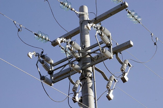 Źródło: http://commons.wikimedia.org/wiki/File:Power_pole.jpg