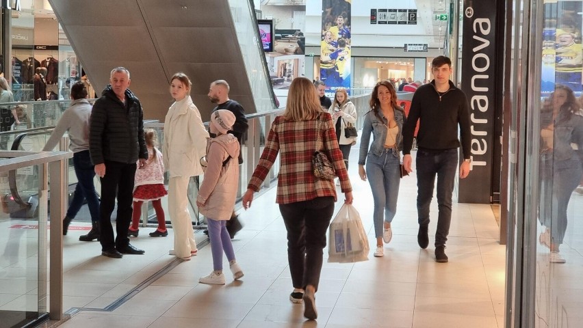 Ogromne kolejki, tłumy ludzi w sklepach i problemy z...