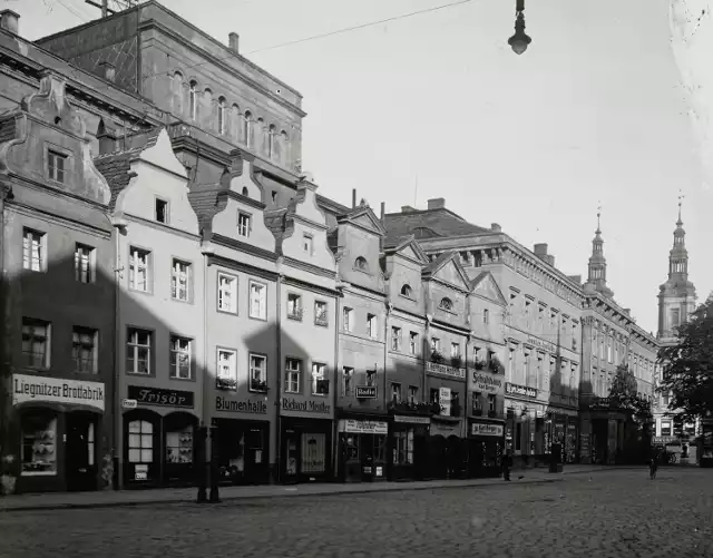 Wszystkie budynki ze zdjęcia zachowały się do dziś w centrum miasta, choć popularne śledziówki zmieniły nieco swój wygląd.