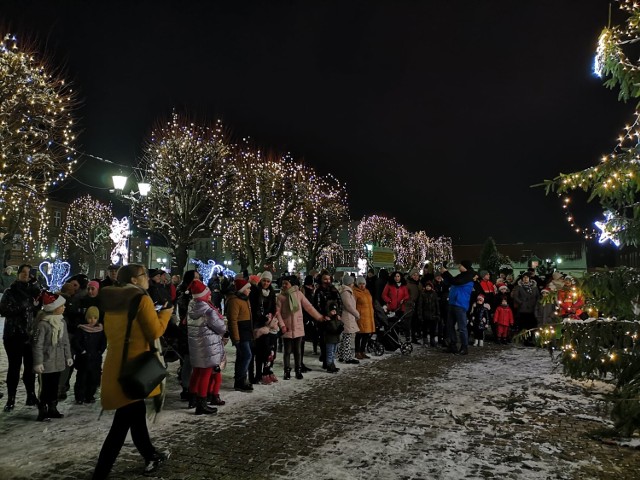 Na gniewkowskim Rynku utworzono świąteczny zakątek. Strzegą go elfy i monitoring. Zobaczcie też zdjęcia z "Akcji iluminacja", która odbyła się na Rynku w Gniewkowie 6 grudnia >>>>