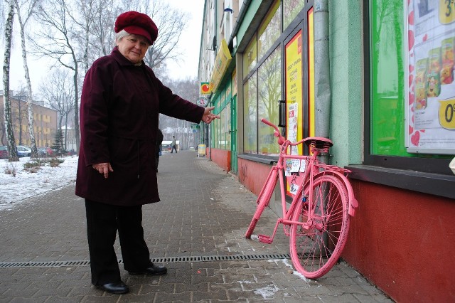 Teresa Sibik przyznaje, że różowy rower bardzo się jej podoba