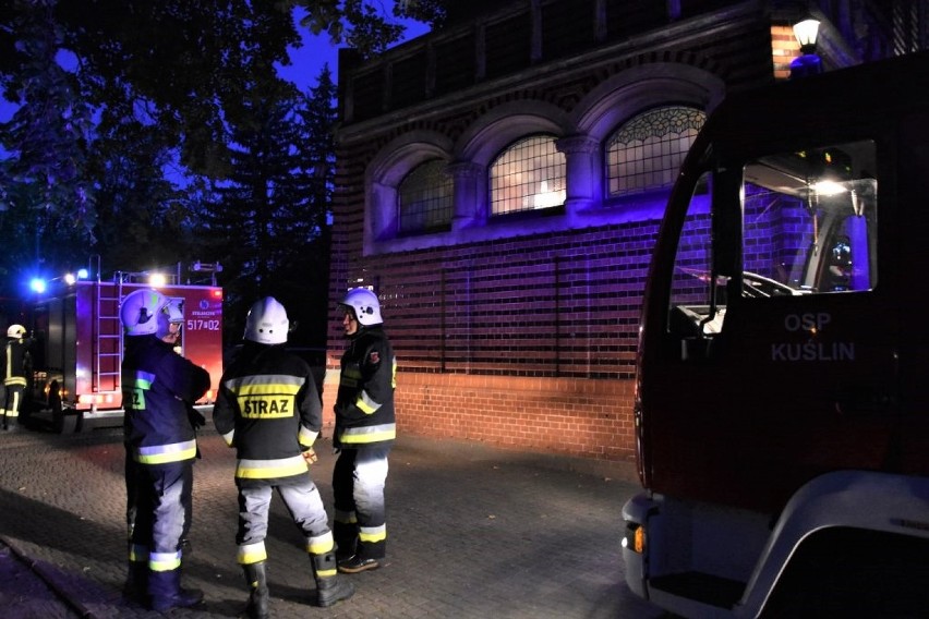 Poranny wyjazd strażaków do pałacu w Wąsowie