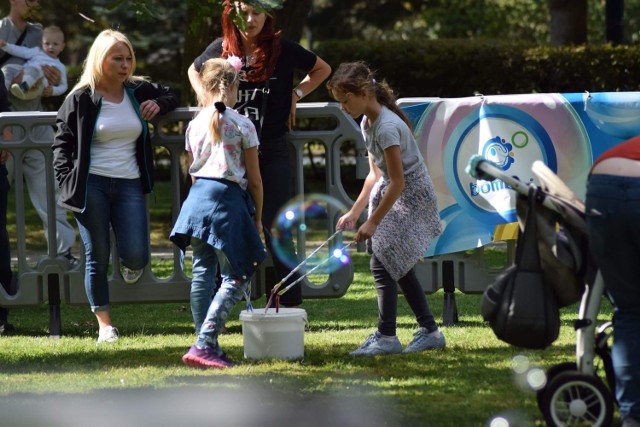 Wydarzenie jakim było Bubble Day w białogardzkim parku Orła Białego przyciągnęło mnóstwo dzieci, tych większych i tych mniejszych.  Dmuchańce, zabawy z animatorami, pokazy ogromnych baniek i konkursy z nagrodami, te oraz inne atrakcje dały maluchom wspaniałą zabawę i wiele radości.
