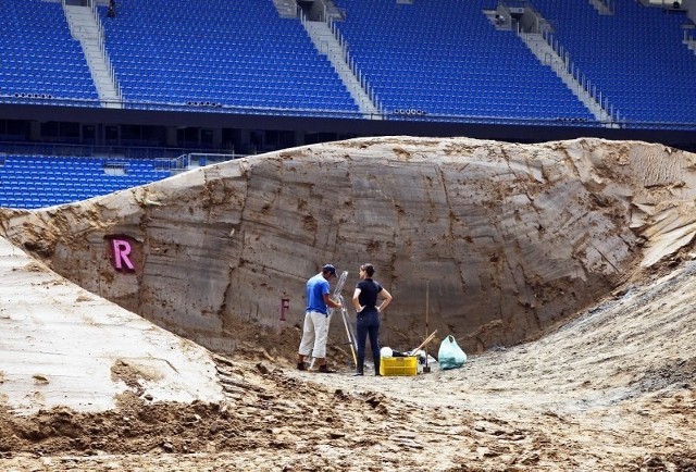 Red Bull X-Fighters odbędzie się w sobotę 6 sierpnia. W ramach trwających od zeszłej niedzieli prac, z płyty boiska zdjęto murawę, ułożono 5 kilometrów kabli, a także wysypano 12 tysięcy ton gliny i piasku (450 wywrotek), z którego został uformowany tor FMX