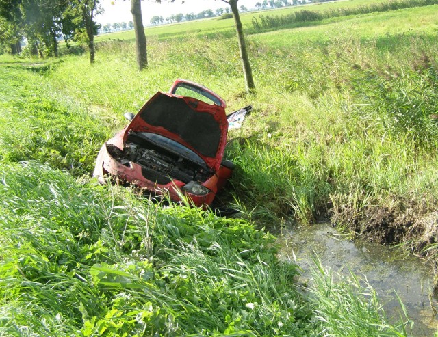 Seat toledo, który wypadł do rowu po kolizji na drodze nr 22.