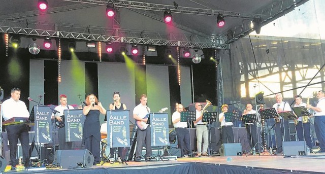Skład zespołu: Iwona Jasińska, Magdalena Żuchowska (wokalistki), Dariusz Reimann (saksofon), Jarosław Nowak (instr. klawiszowe), Sławomir Jastrzębski (saksofon), Łukasz Staniszewski (saksofon), Janusz Grzelak (trąbka), Zbigniew Nowaczyk (trąbka), Ryszard Przygocki (gitara  bass), Szymon Pindel (gitara), Łukasz Kalaczyński (puzon), Andrzej Bembenek (puzon), Rafał Surgo (perkusja)