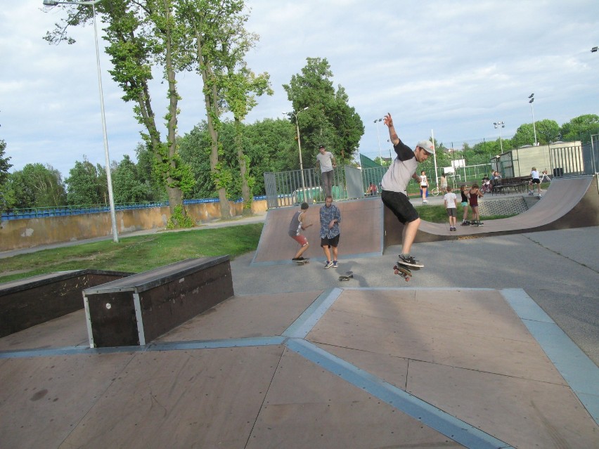 Na skateparku w Żninie bawili się miłośnicy deskorolek i rowerów bmx [zdjęcia]
