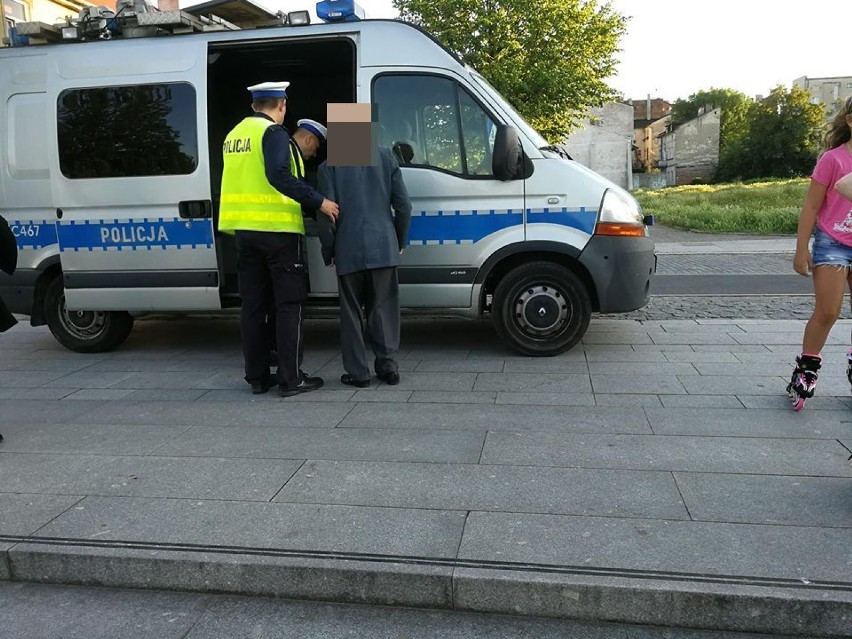 82-letni taksówkarz zjechał po schodach i zaparkował na Starym Rynku we Włocławku. Co się stało ? [zdjęcia]