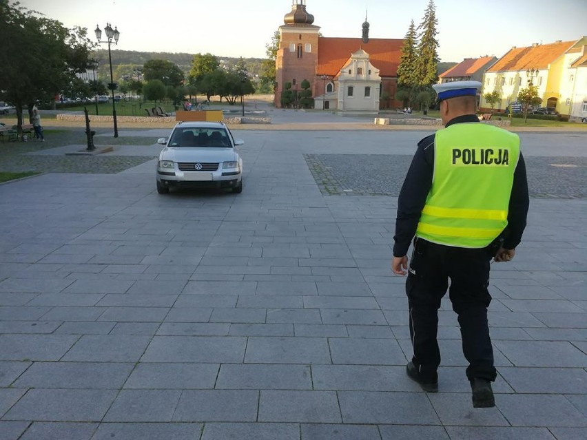82-letni taksówkarz zjechał po schodach i zaparkował na Starym Rynku we Włocławku. Co się stało ? [zdjęcia]