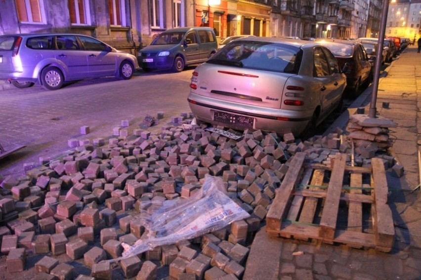Wrocław: Kostka brukowa zasypała samochód (ZDJĘCIA)