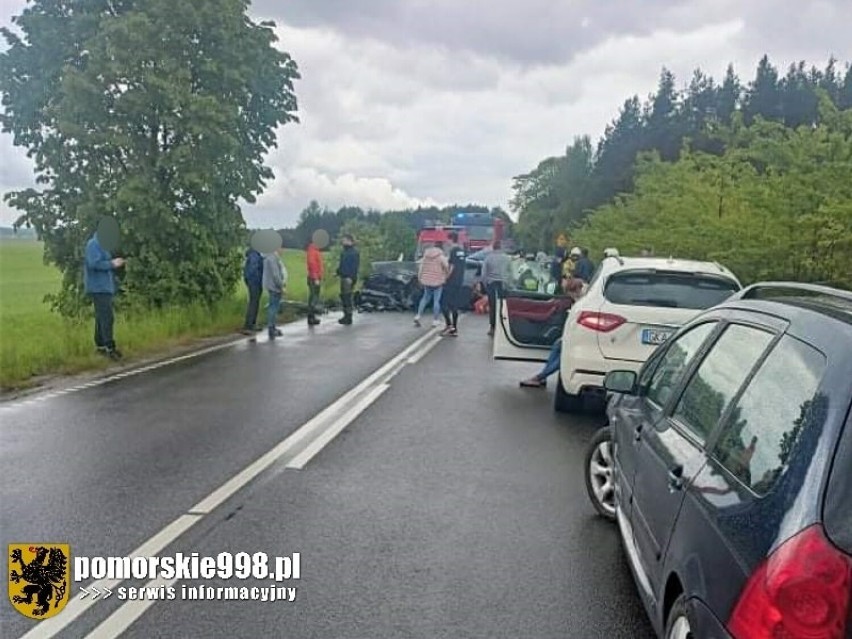 Wypadek na trasie Skorzewo-Stężyca. Cztery osoby ranne po zderzeniu audi z busem [ZDJĘCIA]