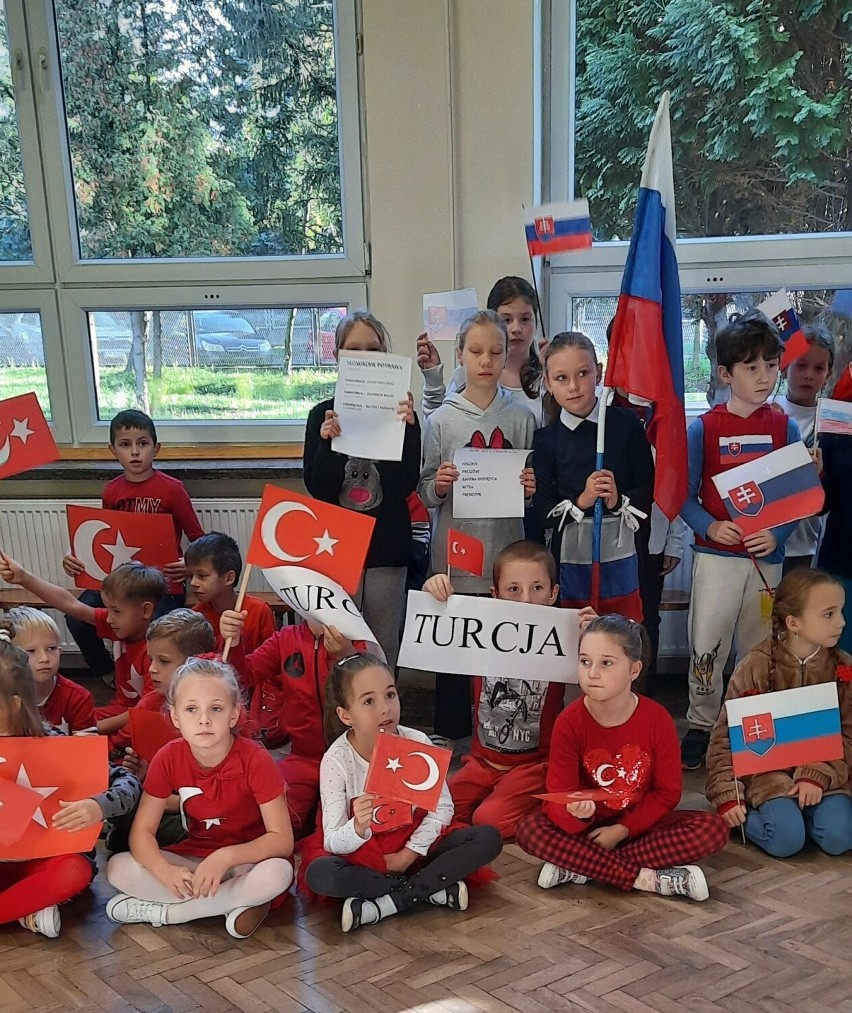 Europejski Dzień Języków Obcych w kazimierskiej „trójce”. Dzieci przebrały się w barwy wylosowanych państw. Zobaczcie zdjęcia
