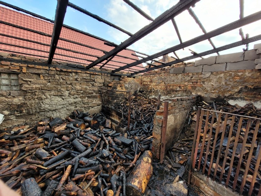 Pożar budynku gospodarczego w Goździnie. Ucierpiał też sąsiedni budynek mieszkalny