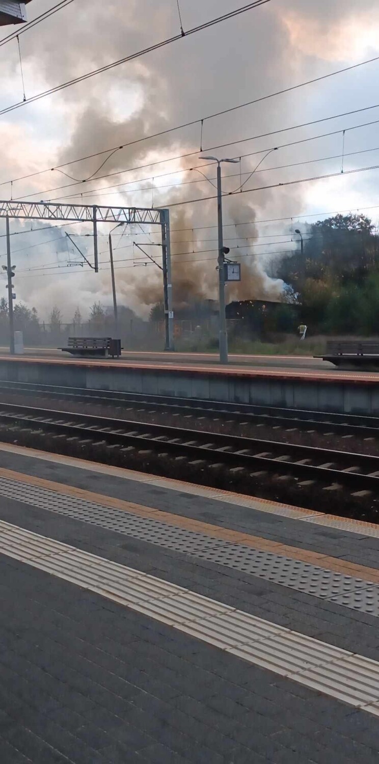 SKM Orłowo przykryte dymem. Pożar w pobliżu stacji kolei
