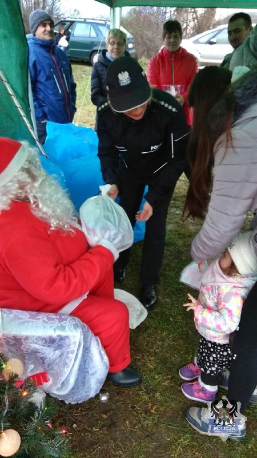 Wałbrzyscy policjanci pomagali ostatnio Mikołajom rozdawać prezenty