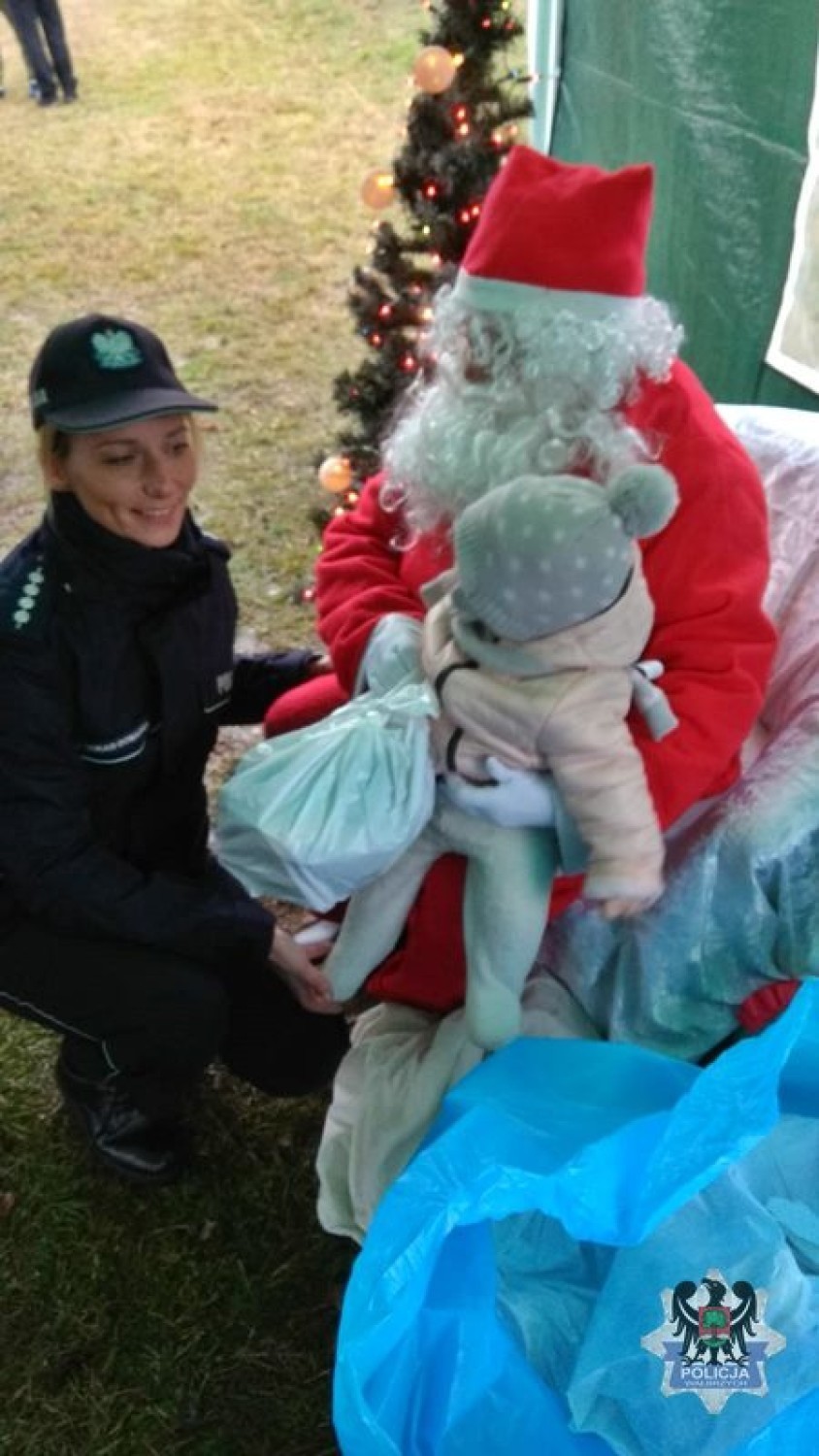 Wałbrzyscy policjanci pomagali ostatnio Mikołajom rozdawać prezenty