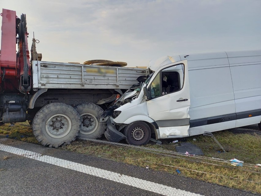 Ze wstępnych ustaleń policjantów wynika, że dostawczy...