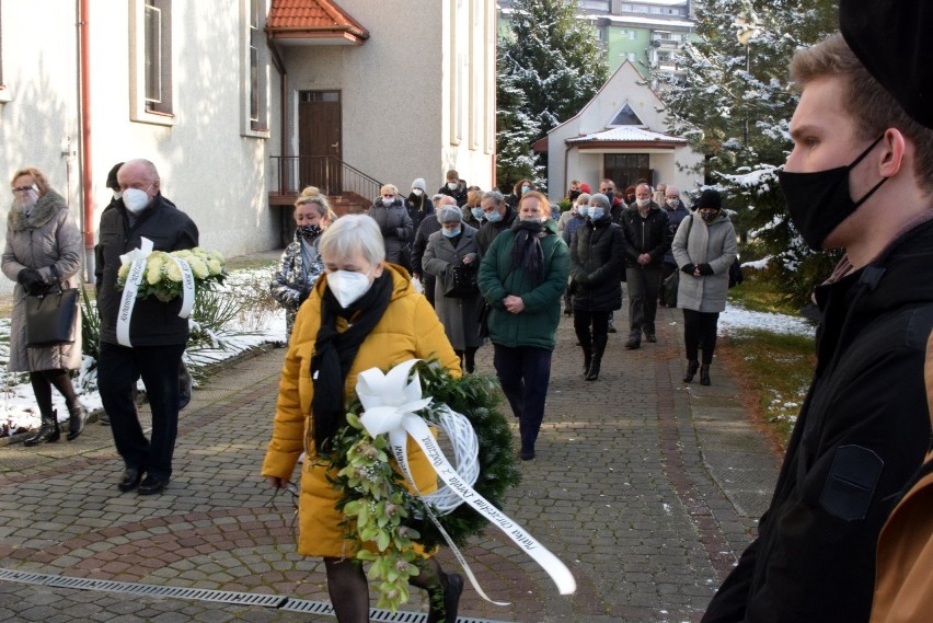 Tłumy żegnały w Starachowicach Grzegorza Maciąga, uwielbianego nauczyciela, wicedyrektora Szkoły Podstawowej numer 10 (ZDJĘCIA) 