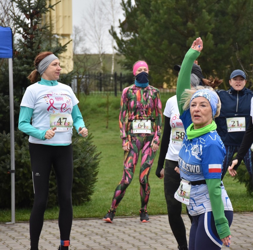 Wielkanocne bieganie i marsz nordic walking w Gnojewie. Trzy okrążenia wokół jeziora